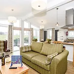 Keswick Reach Retreat Resort *