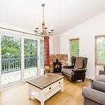Keswick Reach Retreat Resort *