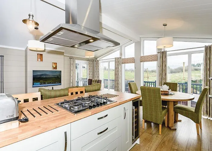 Keswick Reach Retreat Resort *